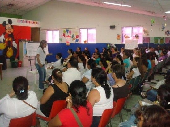 Constanza García, profesional en el área de la salud sexual y reproductiva capacita a 70 asistentes  en formación sobre aspectos generales del VIH/SIDA en el  Centro de Rehabilitación.