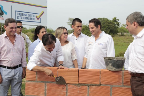 Firma de convenio y puesta de primera piedra de 250 viviendas en Puerto Santander (3)
