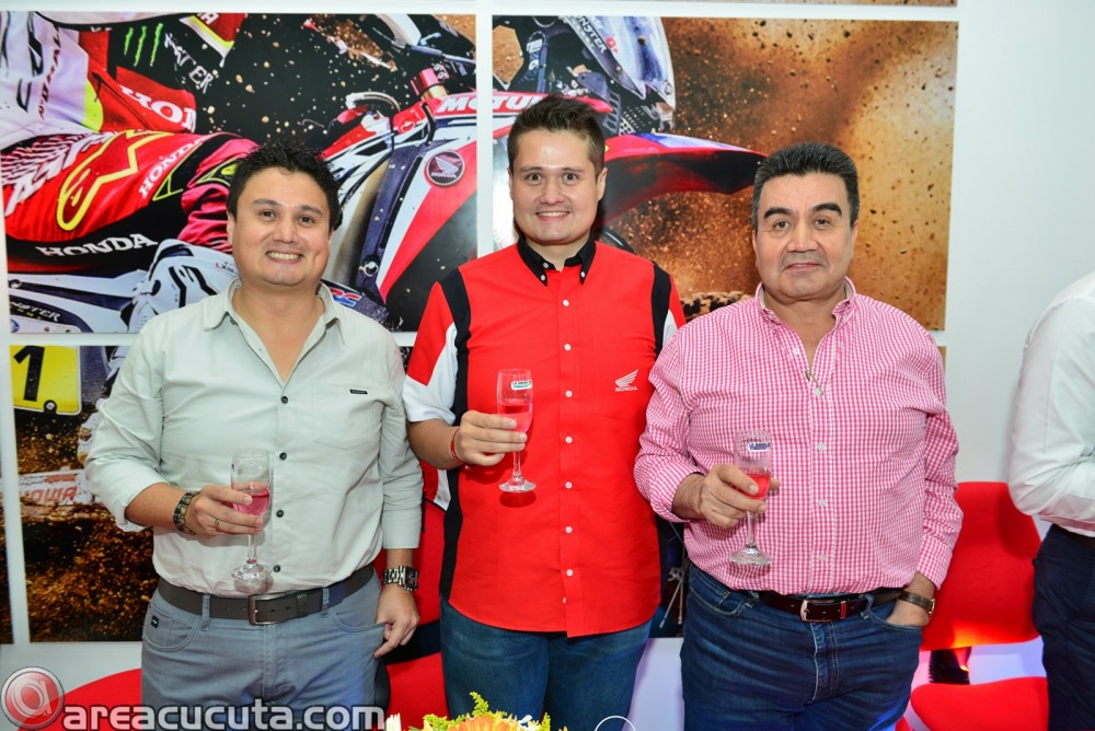 Cesar Dario Camacho, (Grte.Comercial); Nelson Damian Camacho (Grte. Moto World) ; Higinio Camacho (Grte. General)
