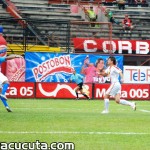 1 gol. El cucuteño Diego Peralta se levanta entre los centrales del Pereira tras centro de Cesar Arias.