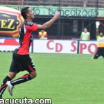 Diego Peralta celebra el primer gol de la tarde y de rodillas al fondo el golero Williams Buenaños agradece a Dios por la anotación.