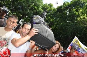 Gregorio Pernia y Carolina Sepulveda Cargando el Ataúd