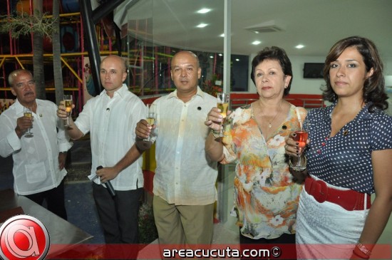 De Izq a Der: Rafael Rivera, Carlos Rivera, Omar Rivera, Sofia Muñoz y Monica Rivera; Familiares Propietarios de Circus Pop
