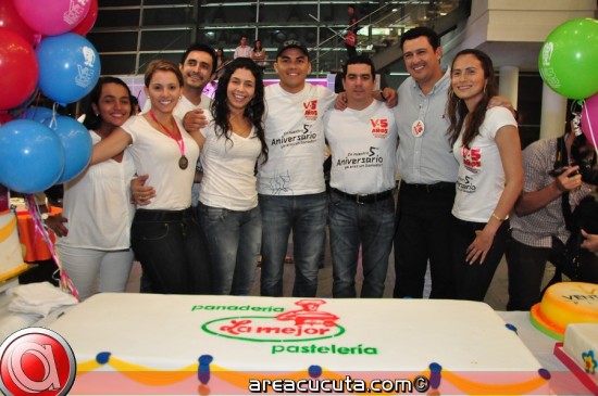 De Izq a Der: Carolina Galvan, Estefania Medina, Elvis Suarez, Isis Velez, Alberto Romero, Diego Yañez Zarate y Leroly Vargas