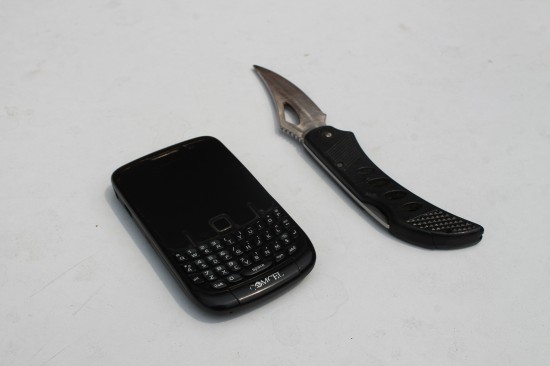 CELULAR_Y_ARMA_BLANCA