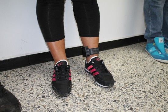 MUJER CON DISPOSITIVO DE SEGURIDAD