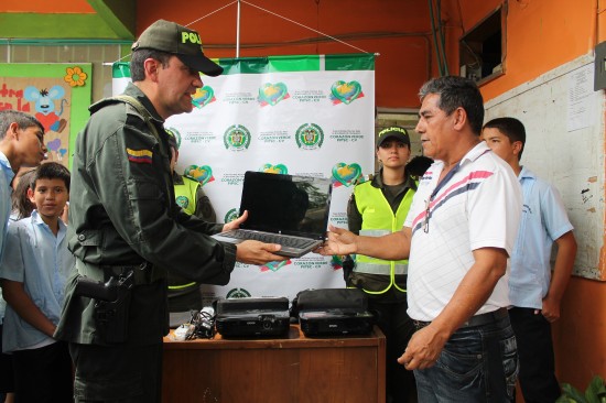ENTREGA ELEMENTOS AL COLEGIO