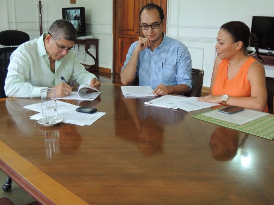 Firma convenios con FONADE