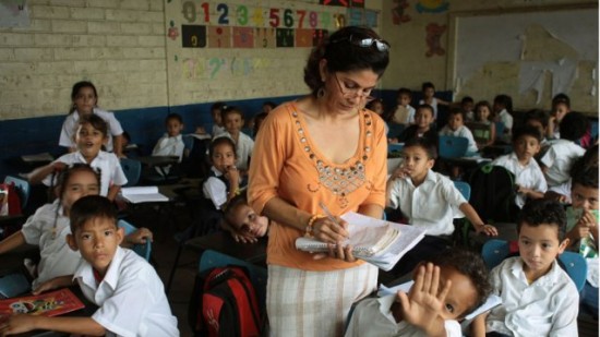 639x360_1320809496_profesora con alumnos1