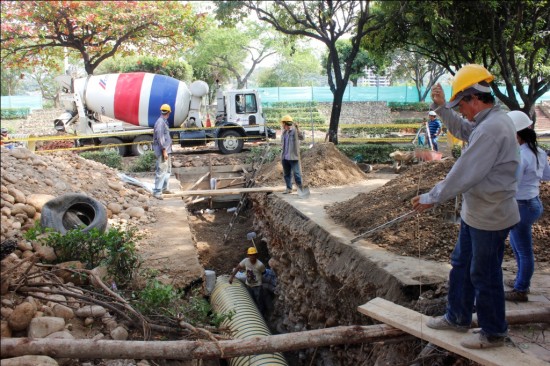 ALCALDÍA DE CÚCUTA PONE FIN  A AGUAS EMPOZADAS EN LA CALLE 13
