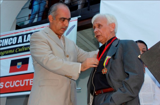 CIENTÍFICO LLINÁS RIASCOS RECIBIÓ  CONDECORACIÓN DEL  ALCALDE DE CÚCUTA