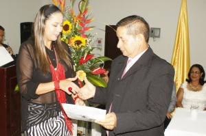 Entrega escrituras al Colegio Manuel Antonio Rueda Jara