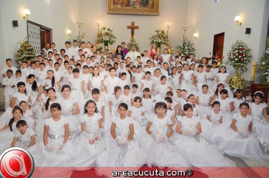 130 niños acompañados del gerente Reinaldo Rojas y su esposa Mery Bohórquez, la directora de la fundación social, Judith Gamboa y el padre David Cañas. DSC_5804