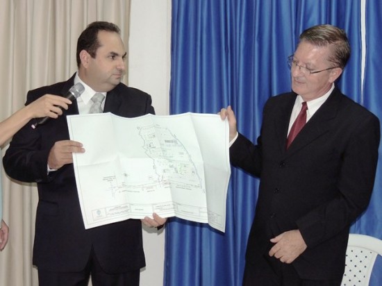 Entrega de las escrituras de los terrenos para la construcción del mega colegió de la parada