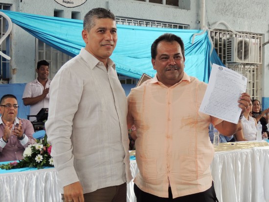Entrega escrituras colegio en Villa del Rosario