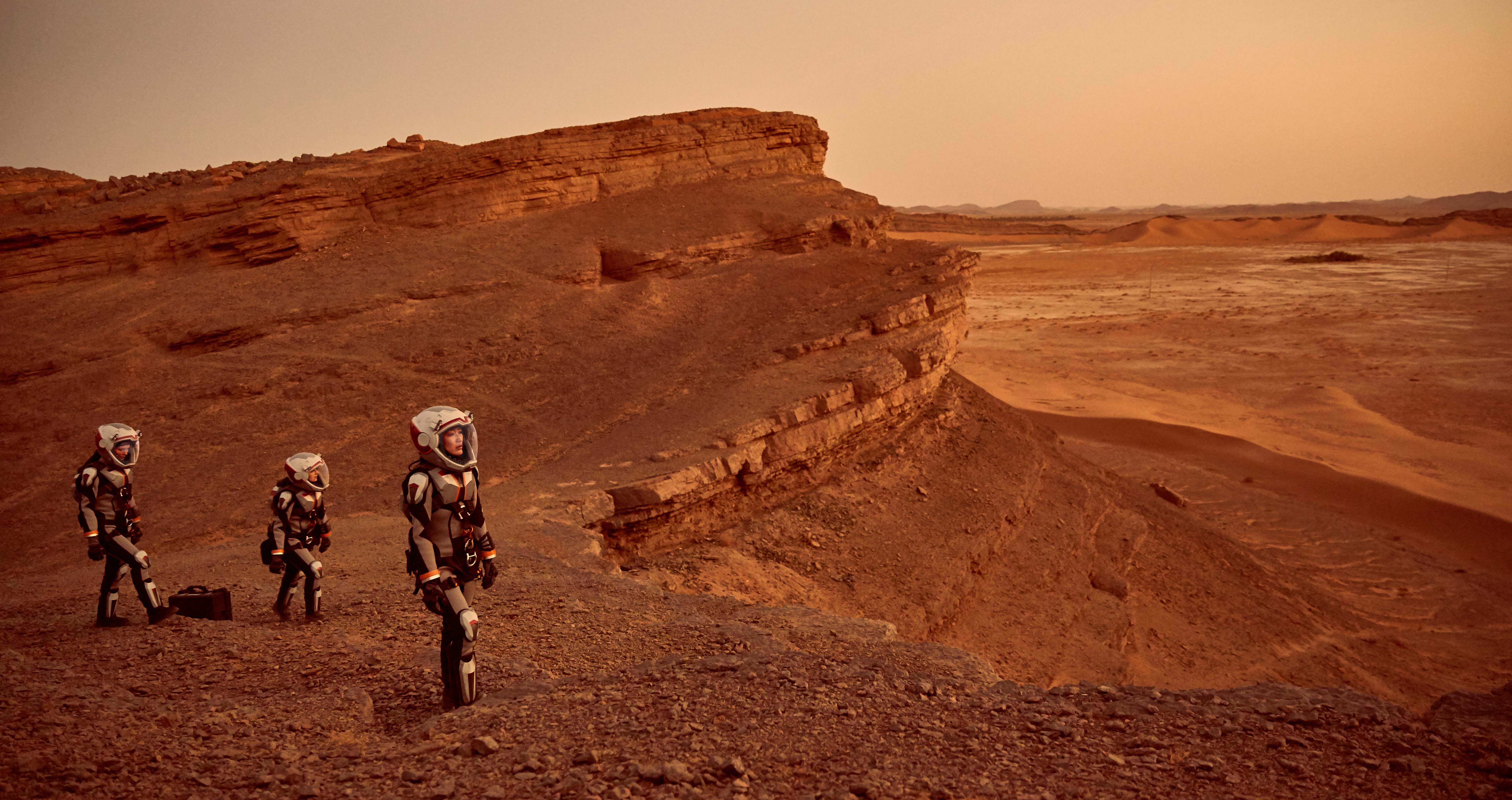 Some of the crew exploring Mars.    The global event series MARS premieres on the National Geographic Channel in November 2016.  (photo credit: National Geographic Channels/Robert Viglasky)