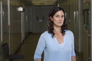 Carrie-Anne Moss como Dra Athena Morrow