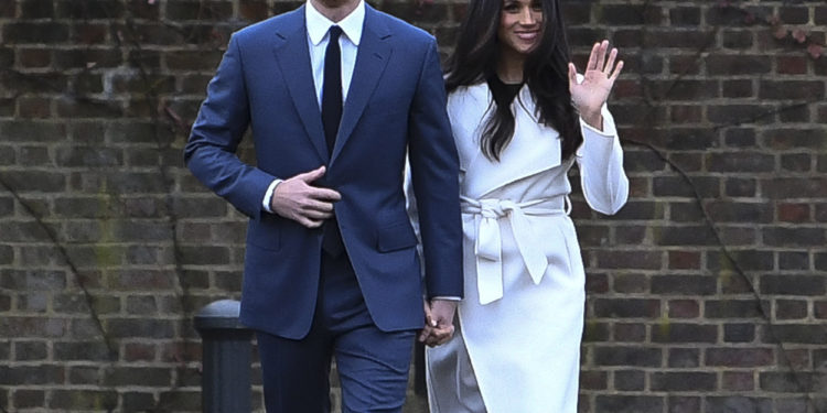 LONDON, ENGLAND - NOVEMBER 27: Prince Harry and actress Meghan Markle attend an official photocall to announce their engagement at The Sunken Gardens at Kensington Palace on November 27, 2017 in London, England. Prince Harry and Meghan Markle have been a couple officially since November 2016 and are due to marry in Spring 2018on November 27, 2017 in London, England. (Photo by Steve Back/Getty Images)