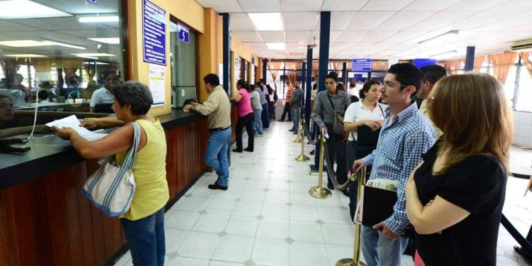 San Salvador 30 de Abril de 2015

Contribuyentes realizan tr·mites de devoluciÛn de renta en el ministerio de Hacienda en San Salvador. Èste dia finaliza el plazo para realizar las declaraciones.




Miguel Villalta