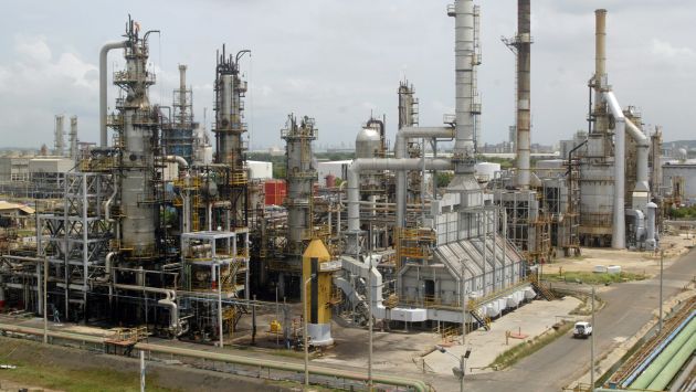 A general view of Cartagena's oil refinery August 24, 2006. Colombia on Friday awarded a contract to Swiss-based Glencore International AG for the expansion of the Cartagena oil refinery, state oil company Ecopetrol said. Picture taken August 24, 2006. REUTERS/Fredy Builes (COLOMBIA)
