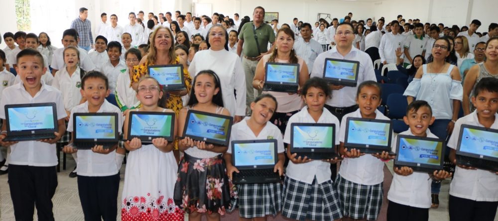 Entrega de computadores en Chinácota