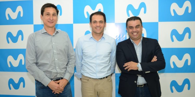 De izquierda a derecha: José Antonio Cassinelli, Director B2C de Telefónica Movistar; Fabián Hernández, Presidente CEO de Telefónica Movistar Colombia y Elkin Rodríguez, Gerente Regional Nororiente de Telefónica Movistar, durante el lanzamiento de Fibra Óptica en Cúcuta.