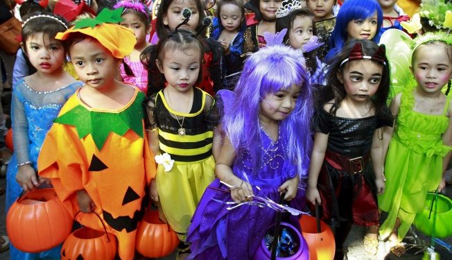 Students of Brainshire Science School wear costumes as they participate in a halloween parade in Paranaque city, metro Manila October 30, 2015.   REUTERS/Romeo Ranoco