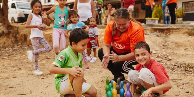 A total of 30,355 children (12,981 registered and 17,374 not registered) have been impacted by World Vision in Colombia. Children between 0 and 17 have experienced the impact of public policies and development plans. 3,606 people participated in workshops to prevent violence in parenting, 18,031 people were mobilized for actions to protect children and prevent violence, and 6,852 people are committed to promoting the cause of World Vision for the protection of children. Colombians benefited from World Vision’s involvement through access to health campaigns, education, child protection, and child participation.
World Vision in Santander, Colombia started a program, “Girón, monumentos de sueños”, in Girón which has impacted the community significantly. In Girón, 3000 children are registered and 114 food packages were delivered to children and adolescents. Through the dedication of staff and volunteers, World Vision is impactful in various sectors, such as education, health, and child protection.