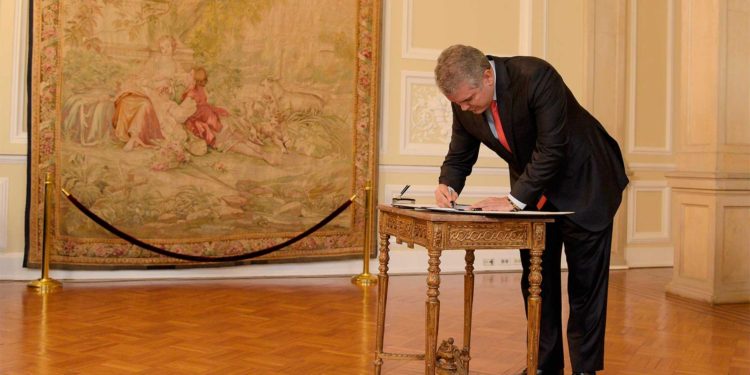 El Presidente Duque firmó este lunes en la Casa de Nariño el decreto reglamentario que permite a las autoridades combatir el microtráfico de drogas en espacios públicos.