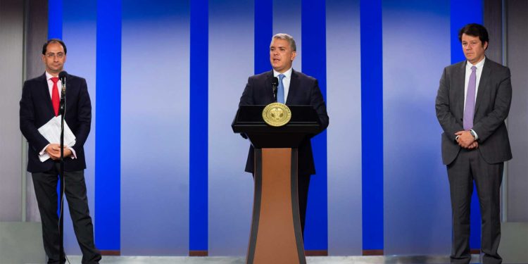 El Presidente Duque anunció medidas económicas para los sectores afectados por la pandemia del coronavirus. Lo acompañan el Ministro de Comercio, Industria y Turismo y el Consejero Presidencial para Asuntos Económicos y Trasformación Digital.