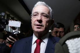 Expresidente colombiano Álvaro Uribe renuncia al Senado en medio ...
