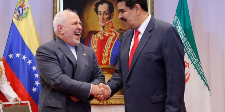 Imagen de archivo del presidente de Venezuela, Nicolás Maduro (dcha), y el ministro de Relaciones Exteriores de Irán, Mohammad Javad Zarif, saludándose durante un encuentro en Caracas, Venezuela. 20 julio 2019. Palacio de Miraflores/entrega vía Reuters. ATENCIÓN EDITORES - ESTA IMAGEN FUE ENTREGADA POR UNA TERCERA PARTE.