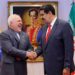Imagen de archivo del presidente de Venezuela, Nicolás Maduro (dcha), y el ministro de Relaciones Exteriores de Irán, Mohammad Javad Zarif, saludándose durante un encuentro en Caracas, Venezuela. 20 julio 2019. Palacio de Miraflores/entrega vía Reuters. ATENCIÓN EDITORES - ESTA IMAGEN FUE ENTREGADA POR UNA TERCERA PARTE.