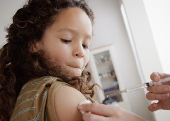 États-Unis, Californie, Los Angeles, fille (8-9) ayant la vaccination