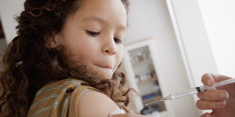 États-Unis, Californie, Los Angeles, fille (8-9) ayant la vaccination