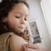 États-Unis, Californie, Los Angeles, fille (8-9) ayant la vaccination