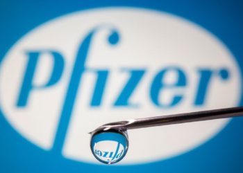 El logotipo de Pfizer reflejado en una gota en el extremo de la aguja de una jeringa médica en esta imagen de ilustración tomada el 9 de noviembre de 2020. REUTERS/Dado Ruvic