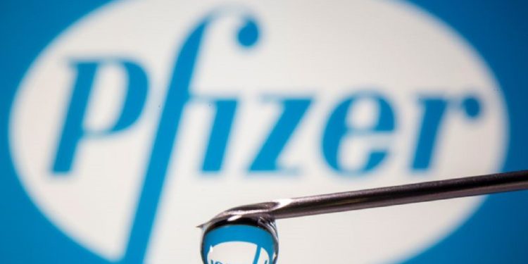 El logotipo de Pfizer reflejado en una gota en el extremo de la aguja de una jeringa médica en esta imagen de ilustración tomada el 9 de noviembre de 2020. REUTERS/Dado Ruvic
