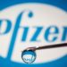 El logotipo de Pfizer reflejado en una gota en el extremo de la aguja de una jeringa médica en esta imagen de ilustración tomada el 9 de noviembre de 2020. REUTERS/Dado Ruvic