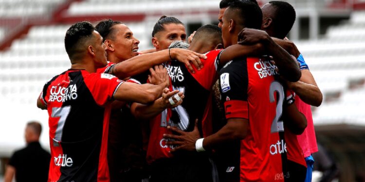 MANIZALES-COLOMBIA, 14–10-2020: Jugadores de Cucuta Deportivo, celebran el gol anotado a Once Caldas, durante partido de la fecha 14 entre Once Caldas y Cucuta Deportivo, por la Liga BetPlay DIMAYOR 2020, jugado en el estadio Palogrande de la ciudad de Manizales. / Players of Cucuta Deportivo, celebrate the scored goal to Once Caldas, during match of 14th date between Once Caldas and Cucuta Deportivo, for the BetPlay DIMAYOR Leguaje 2020 played at the Palogrande Stadium in Manizales city. / Photo: VizzorImage / JJ Bonilla / Cont.