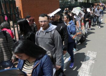 Foto de archivo. Personas hacen fila para llenar solicitudes mientras buscan oportunidades de trabajo en Bogotá, Colombia 31 de mayo, 2019. REUTERS/Luisa González