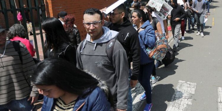 Foto de archivo. Personas hacen fila para llenar solicitudes mientras buscan oportunidades de trabajo en Bogotá, Colombia 31 de mayo, 2019. REUTERS/Luisa González