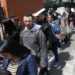 Foto de archivo. Personas hacen fila para llenar solicitudes mientras buscan oportunidades de trabajo en Bogotá, Colombia 31 de mayo, 2019. REUTERS/Luisa González