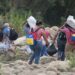27-02.2019. - La Parada. A través de un trino el presidente Nicolás Maduro anunció la reapertura peatonal de la frontera con el estado Táchira. Autoridades migratorias de Colombia exigen cédula y permiso fronterizo para poder ingresar a territorio colombiano. Los contenedores aún bloquean el medio del puente internacional Simón Bolívar. Muchas personas aún usan el paso por las trochas porque manifiestan que es más rapido. (La Opinión - Juan Pablo Cohen) - Artículo sobre el comercio hormiga - Bachaqueros - Paso de ciudadanos venezolanos hacia Colombia en busca de alimentos - Escasez de alimentos en Venezuela - Escasez de productos de la canasta básica familiar en Venezuela - Crisis económica en Venezuela - Crisis política en Venezuela - Bachaqueo - Ciudadanos venezolanos cruzando trochas para llegar a Colombia