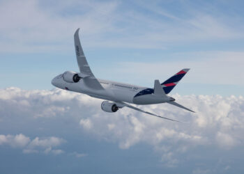 LATAM Boeing 787-9 Dreamliner photographed on May 13, 2016 from Wolfe Air Aviation Learjet 25B.