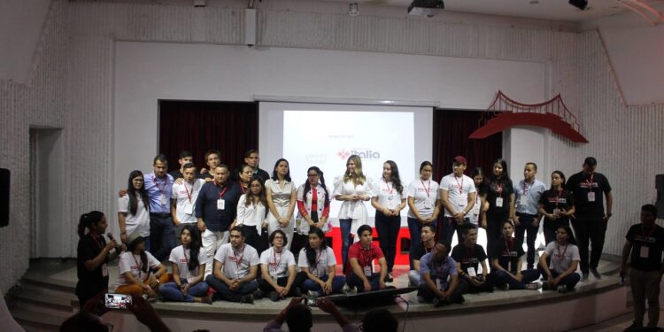 La charla TEDxAvenidaCero que integra la metodología de conocimiento y difusión de la organización TED (Tecnología, Entretenimiento, Diseño), llega nuevamente a Norte de Santander y superando el entorno académico para en esta ocasión generar ideas en torno a la identidad de sus habitantes, respondiente a la pregunta "¿Qué es lo que nos une?".