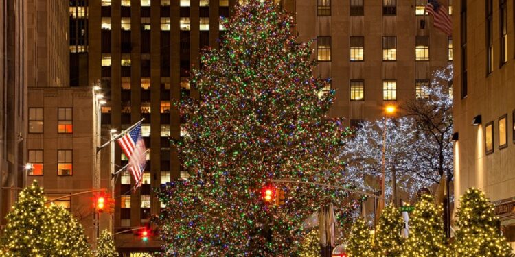 USA, New York, Big Christmas Tree at Rockefeller Center