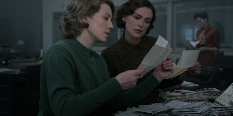 (L-R): Carrie Coon as Jean Cole and Keira Knightley as Loretta McLaughlin in 20th Century Studios' BOSTON STRANGLER, exclusively on Hulu. Photo by Claire Folger. © 2022 20th Century Studios. All Rights Reserved.