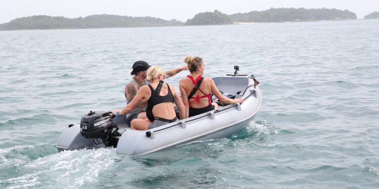 Elliot, Tara & Summer S on the boat headed to a challenge