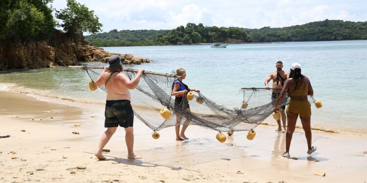 RUSSELL, LASHANNA, JIMMY, TARA MOVING THE NET TO THE WATER